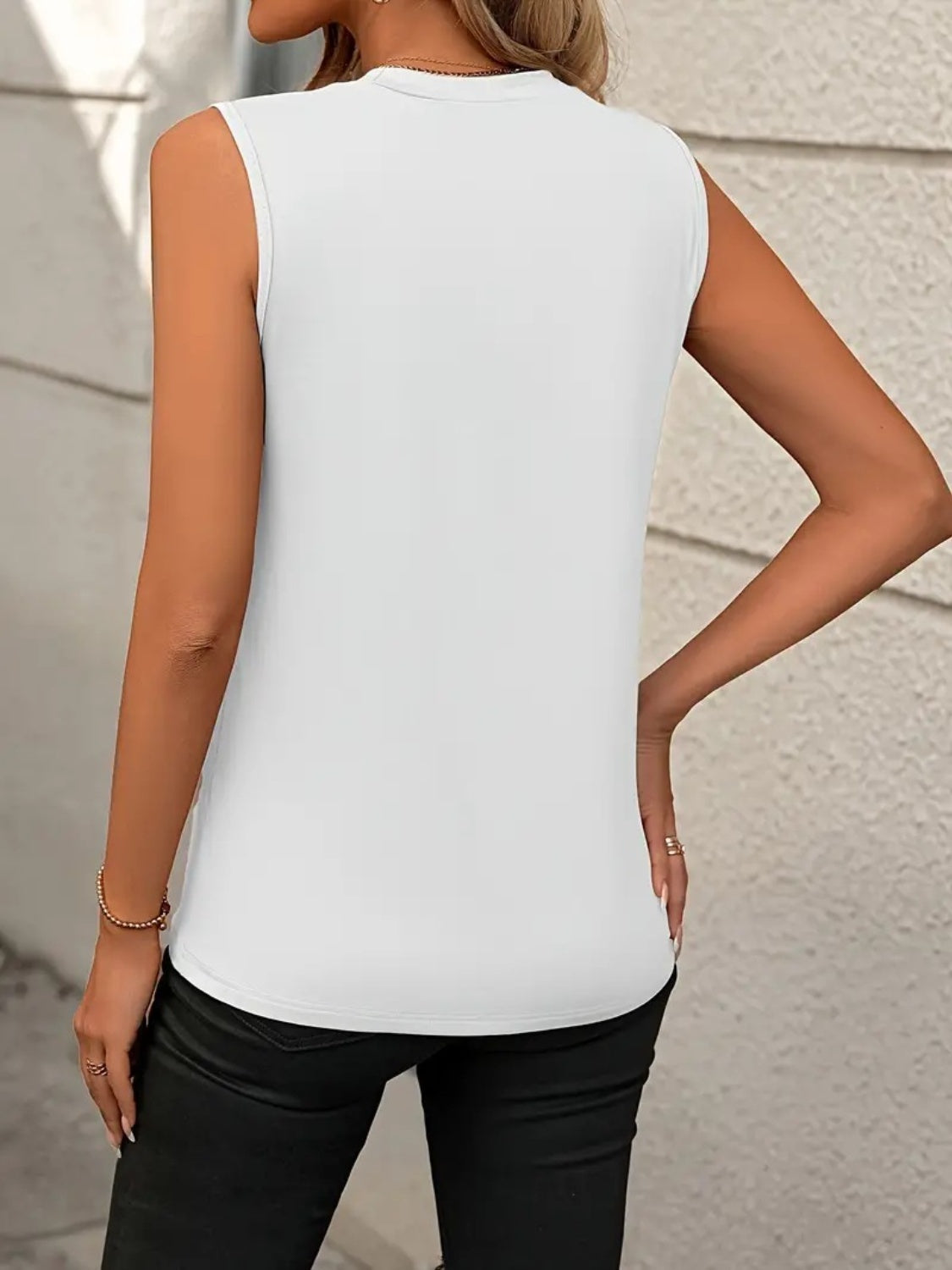 Round Neck Sleeveless Tank Trendsi